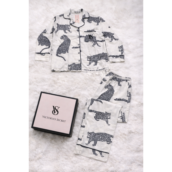 Desenli Beyaz Saten Pijama Takımı